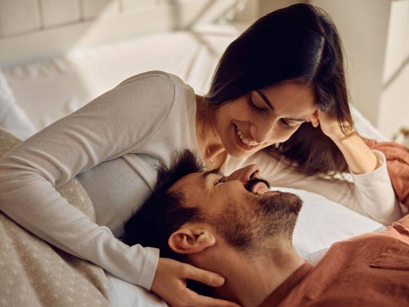 ¡Cuidado con idealizar! Al creer que el amor verdadero deber ser constante y perfecto, cualquier bajón emocional se interpreta como fracaso. Desmontar estos mitos y construir una visión más humana del amor —que incluya altibajos, dudas y cambios— es parte esencial para frenar el TOC. El amor real no es el de los cuentos: es imperfecto, fluctuante y, precisamente por eso, auténtico.