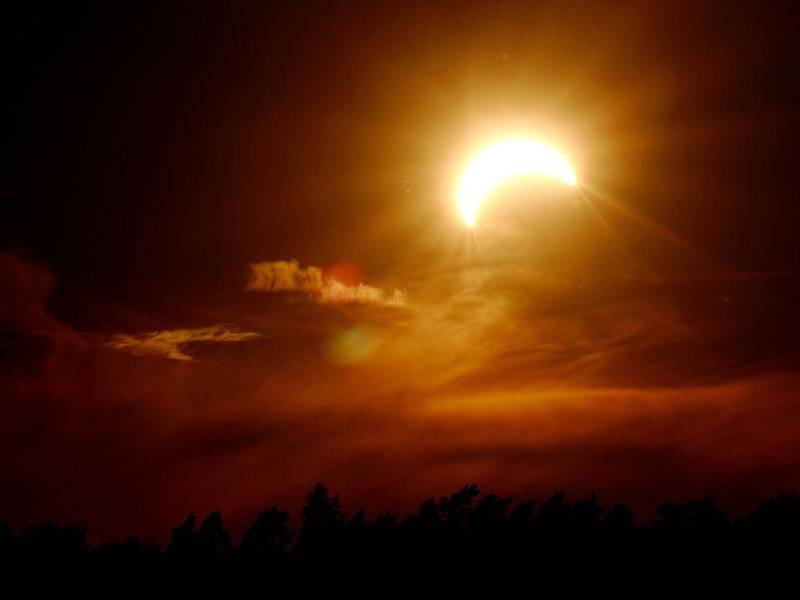 Una experiencia bonita, surreal y gracioso fueron algunas de las expresiones que usaron aquellos que acudieron este miércoles a las orillas del río Tajo en Lisboa para observar el eclipse solar, una experiencia que muchos intentaron inmortalizar con sus teléfonos móviles.