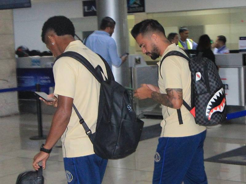 El panameño Jorge Serrano y el argentino Rodrigo Droopy Gómez en el aeropuerto de Tegucigalpa de cara al viaje a Belice para el estreno en la Copa Centroamericana.