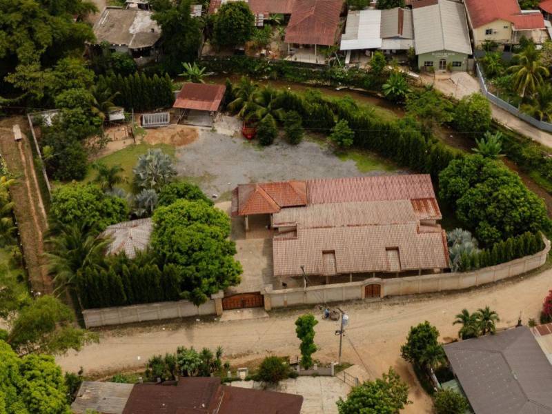 Los policías llegaron a la vivienda a realizar un quite de droga. En la casa hubo intercambio de disparos. Las investigaciones dicen que los agentes resultaron heridos, pero luego los llevaron a otro lugar.