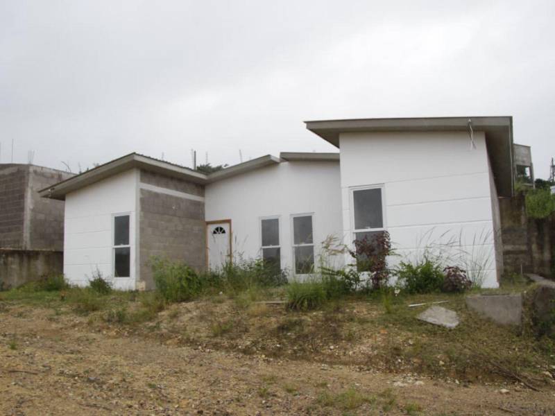 Las promesas de vivienda para los afectados de la colonia Guillén quedaron entre la maleza de Villa Solidaridad, donde solo dos casas se han terminado.