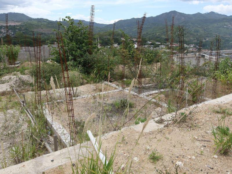 El proyecto habitacional Villa Solidaridad se encuentra abandonado desde hace varios meses sin avances de las viviendas.