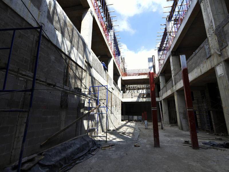 La rampa vehicular principal fue diseñada para terminar estrellada directamente contra una columna estructural, mutilando la capacidad del estacionamiento de 26 a solo 19 plazas.