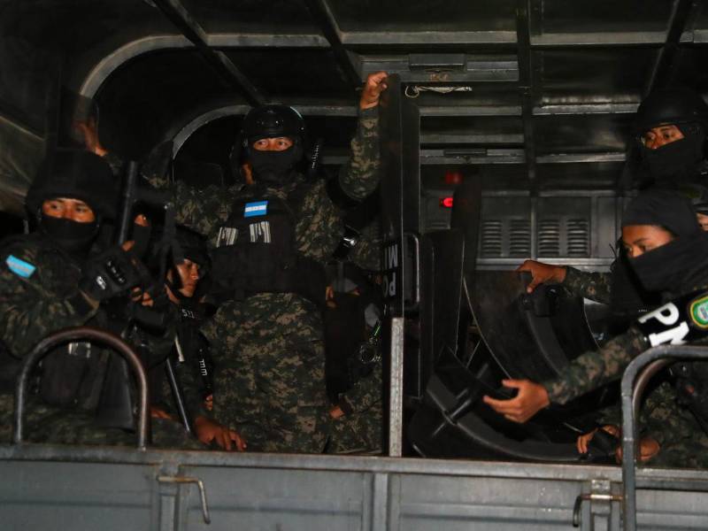 Integrantes de la Policía de Honduras custodian las instalaciones del CNE durante una manifestación de simpatizantes del Libre.