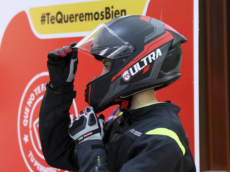El uso de casco y chaqueta certificados forma parte de las medidas de protección que promueve #TeQueremosBien para contribuir a una conducción más segura y reducir riesgos durante cada recorrido en motocicleta.