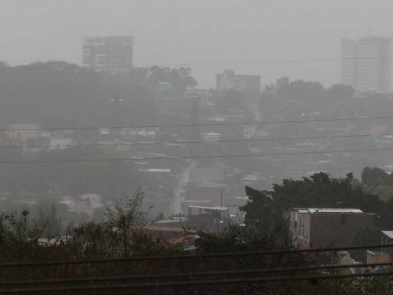 ¡Llegaron las esperadas lluvias! Los remanentes de una onda tropical y la formación de una vaguada en superficie dejarán lluvias y chubascos en distintas regiones del país este jueves 28 de mayo, informó la Secretaría de Gestión de Riesgos y Contingencias Nacionales (Copeco).