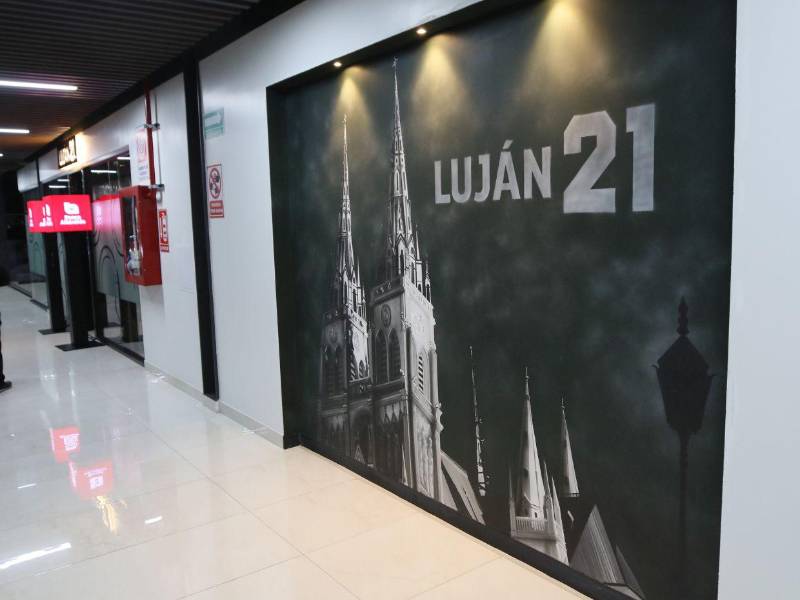 Desde la emblemática Basílica de Luján, pasando por la icónica camiseta número 21 de Troglio, hasta la colonia donde crecieron sus socios, cada elemento honra la historia y raíces de sus fundadores.