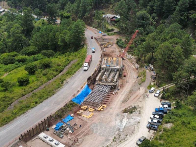 Entre cimentaciones y obras complementarias avanza el Puente Uyuca, una estructura que fortalecerá el transporte entre Francisco Morazán y El Paraíso.