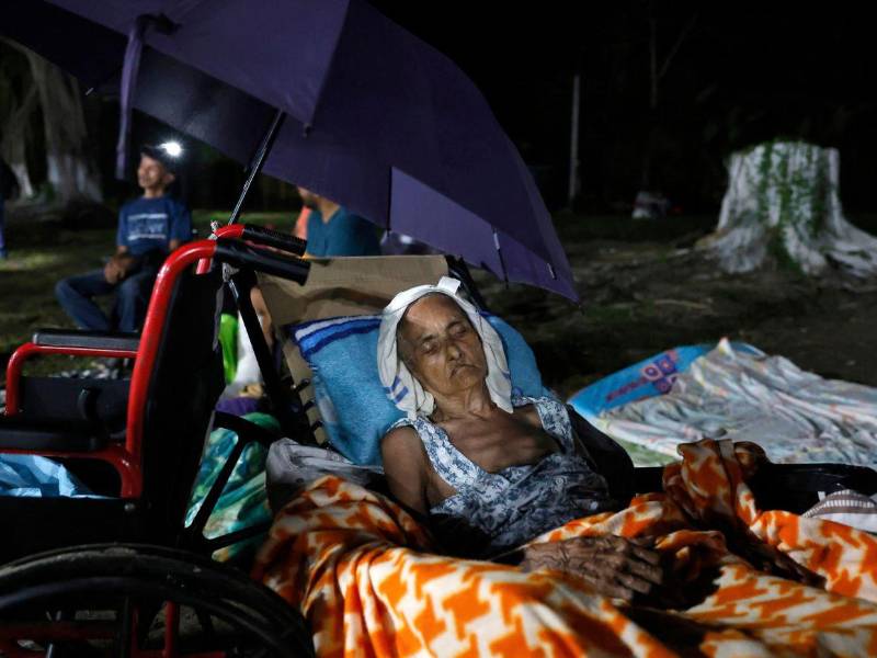 No hay agua, tampoco luz desde hace más de 24 horas en Tonosí, el pueblo más cercano al epicentro del terremoto de magnitud 7,7 ocurrido el viernes en Panamá, que continúa bajo réplicas constantes desesperando a los vecinos, muchos de ellos ahora sin hogar.