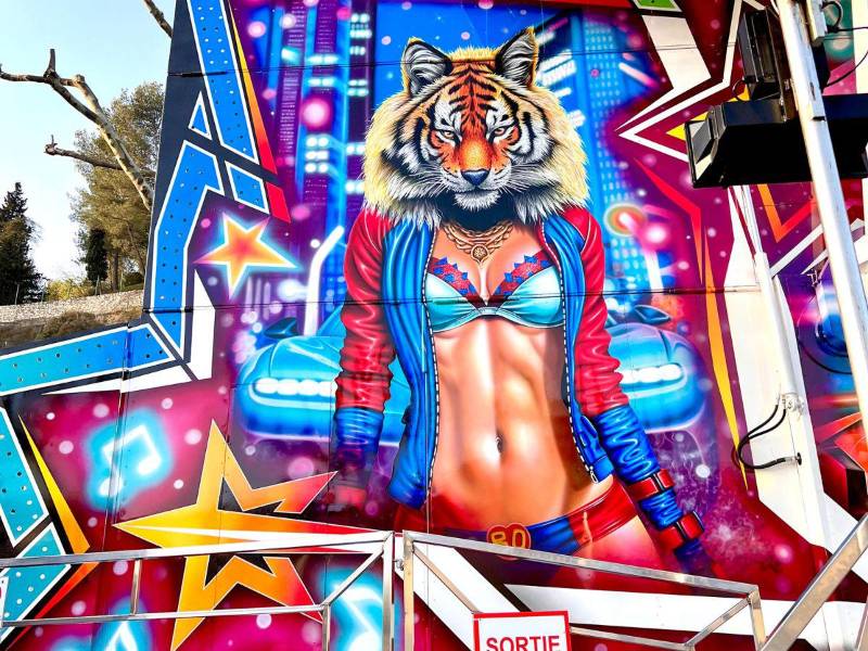 Especialista en aerografía, Reyes diseñó una obra única con temática teriocéfala y colores vivos.