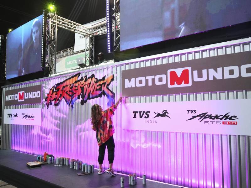 Una talentosa artista transforma el evento con un vibrante grafiti, aportando un toque urbano y creativo al lanzamiento de la Apache RTR 310.