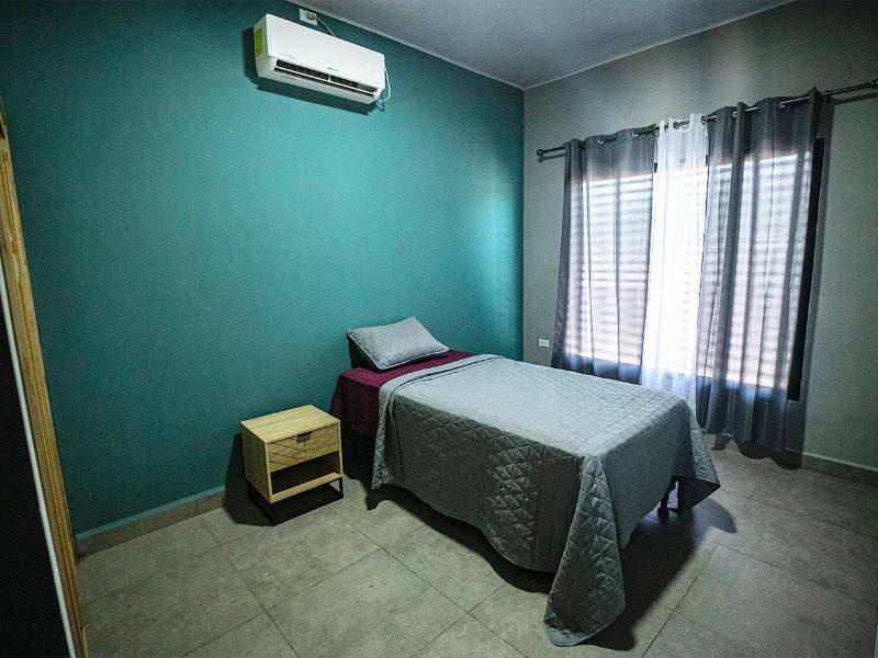 Interior de uno de los apartamentos remodelados, equipado con mobiliario moderno y áreas funcionales.