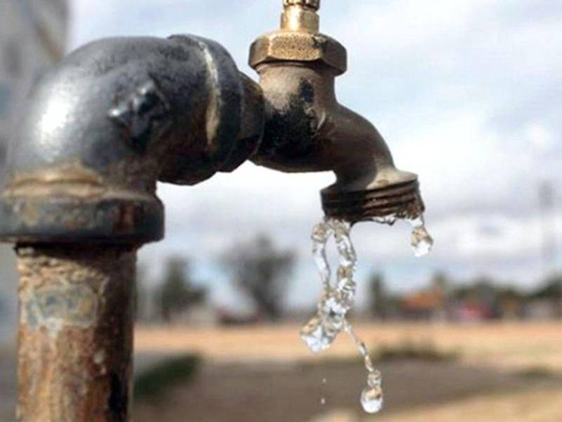 Según las autoridades diariamente se pierden aproximadamente 87,000 metros cúbicos de agua debido a fugas.