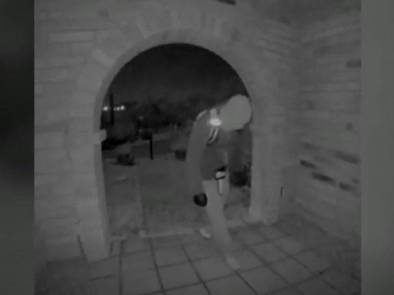 En las fotografías se observa a un hombre enmascarado con una malla que cubre su rostro y lo que parecen ser guantes de boxeo en sus manos.