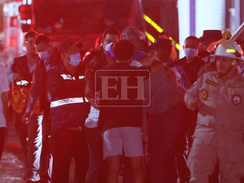 Rescatan cuerpo de empleada y buscan a dos desaparecidos por derrumbe en el anillo periférico.
