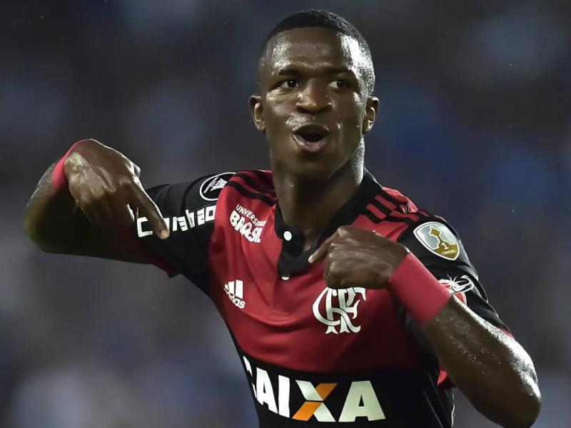 Real Madrid sufre giro inesperado: Club millonario planea quitarle a Vinicius sin pagar nada