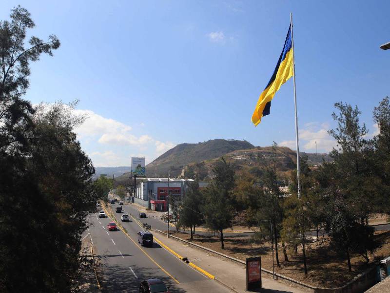 Sorprendentemente, en el asta levantada en la salida hacia la zona sur, apareció la bandera de la Alcaldía Municipal, días después desapareció.