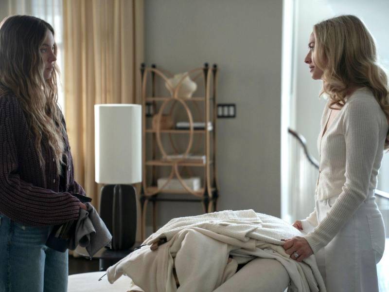 Sweeney (i) como Millie Calloway y Amanda Seyfried (d) como Nina Winchester, durante una escena de la película The Housemaid.