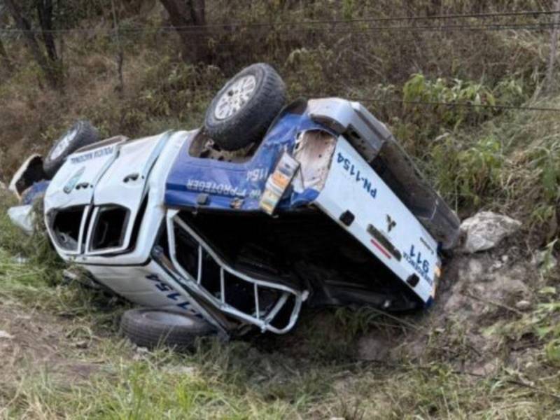 El percance dejó como resultado cuatro agentes fallecidos y otros siete gravemente heridos, todos se desplazaban en la unidad policial al momento del impacto.