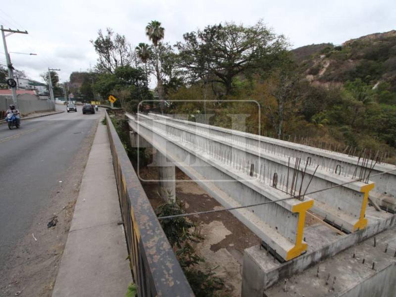 La Alcaldía Municipal del Distrito Central (AMDC) ubicó la noche de ayer las primeras vigas del paso que se construye a la par del puente de Germania, al sur de la capital de Honduras.