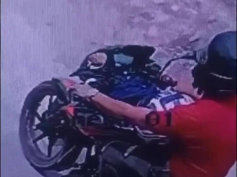 El sospechoso fue captado por cámaras de seguridad en distintos comercios de la zona.