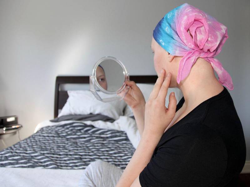 De acuerdo con la Organización Mundial de la Salud (OMS), el bienestar emocional es una parte esencial del tratamiento oncológico. Sin embargo, los impactos psicológicos —como la ansiedad, la depresión o la pérdida de autoestima— suelen ser menos visibles y menos atendidos.