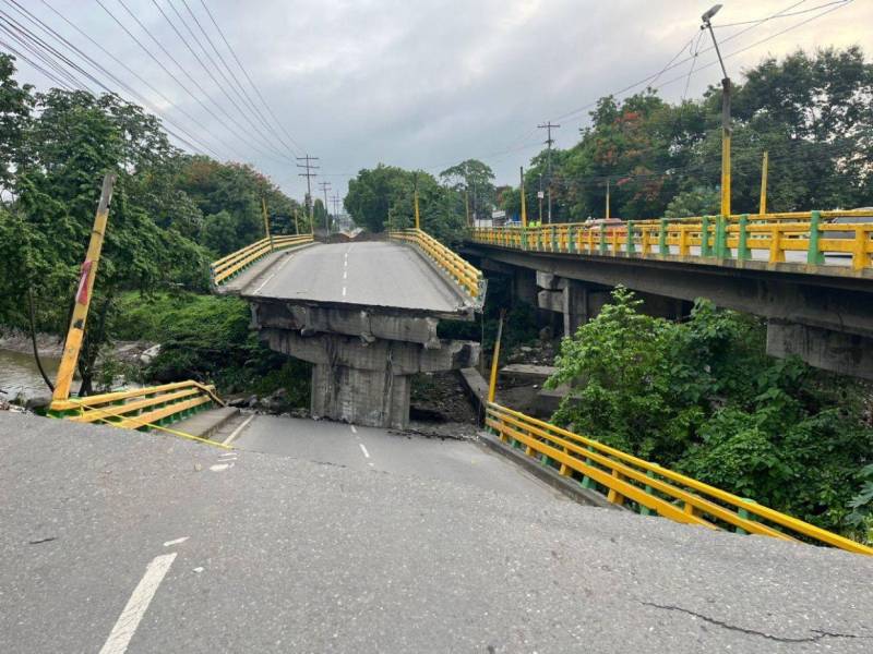 Las autoridades sampedranas han bloqueado el paso a las cercanías el puente para evitar tragedias.