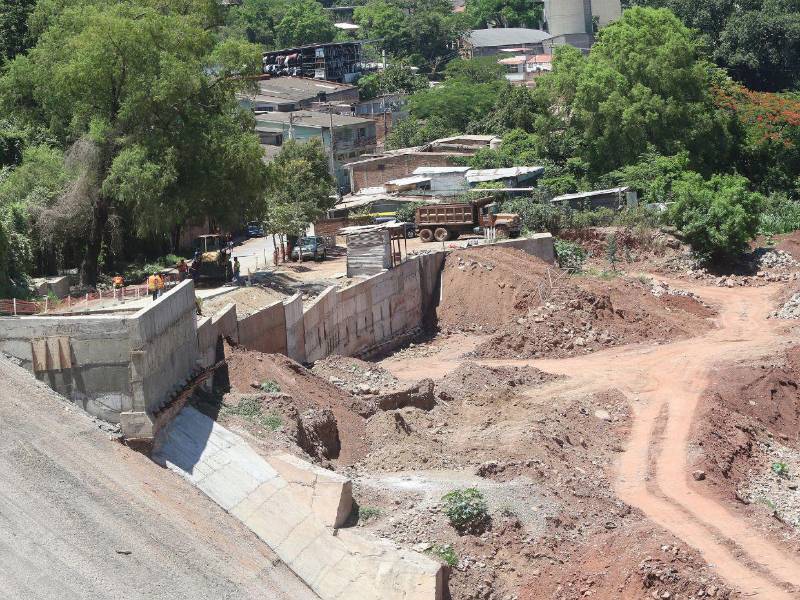 Una de las inversiones más importantes es el muro de contención de La Miramesí. El proyecto supera los 104 millones de lempiras y cuenta con el respaldo de la Cooperación Alemana KfW.
