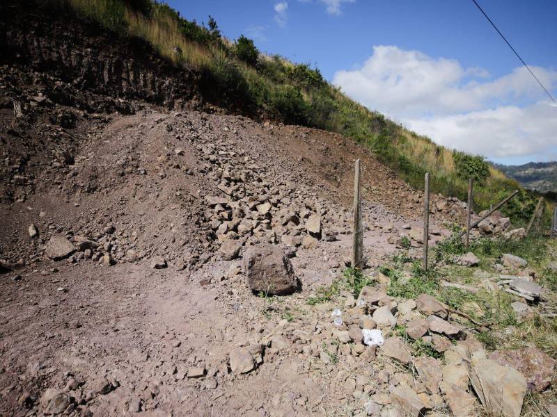 Trabajos sin autorización se realizan en zona peligrosa de Comayagüela; la AMDC advierte que las excavaciones ilegales serán sancionadas.