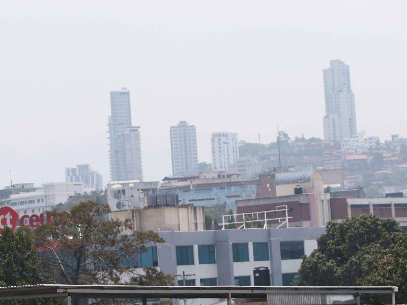 La capital registró este miércoles aire poco saludable, según IQAir y la AMDC, con presencia de partículas PM2.5 que afectan la salud respiratoria.