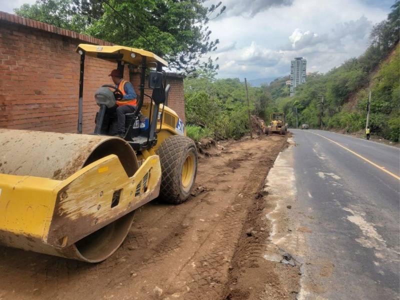 La ampliación de la carretera hacia Valle de Ángeles avanza con trabajos de estabilización y colocación de la subbase, mientras el proyecto alcanza un 16% de ejecución.
