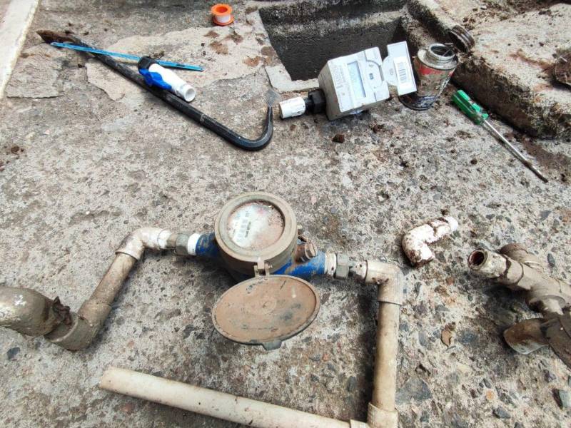 Son varias las denuncias por tuberías dañadas, pegues clandestinos y reparaciones que atiende el personal de la UMAPS a diario en el Distrito Central.