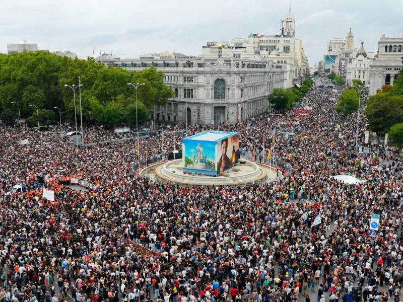 Con la mira puesta en convocar una huelga general, miles de personas salieron a las calles de varias ciudades de España para exigir una rebaja en los alquileres y denunciar la caída de los decretos de vivienda.