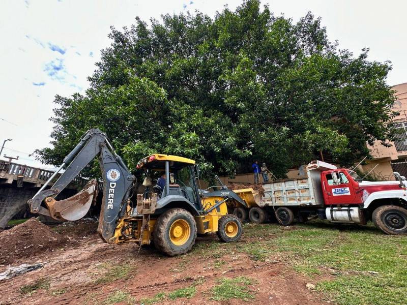 Operativo de limpieza en la ribera del río Choluteca para prevenir inundaciones.
