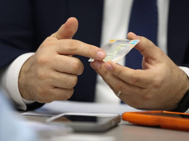El DINNA para los menores va a ser parecido al DNI de los adultos; lo portarán a partir los menores de entre 6 y 17 años.