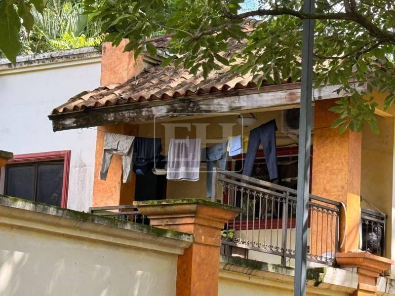 Un allanamiento en una vivienda de seguridad donde habitaban dos agentes de la División Anti Extorsión y Asociaciones Terroristas (DAET) fue realizado por la Dirección de Lucha contra el Narcotráfico (DLCN). ¿Cómo es la vivienda y qué se encontró en su interior?
