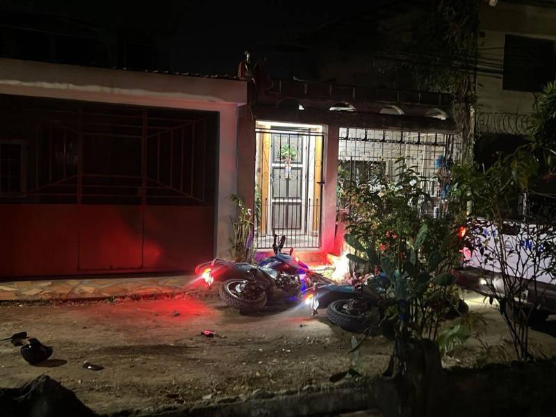 Imagen de cómo quedaron algunas motocicletas de los agentes policiales tras el enfrentamiento.