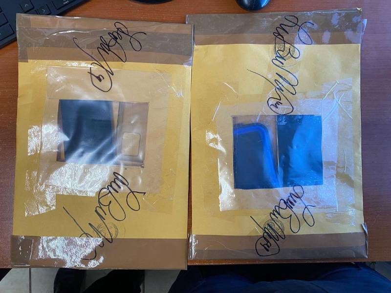 Las autoridades extraerán la información de los dispositivos decomisados para determinar si en estos se encuentra el material ilícito.