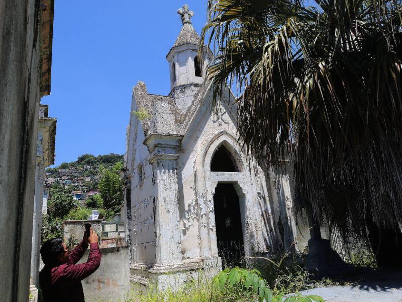 La tumba de Vicente Cáceres refleja olvido histórico; autoridades educativas y la Secapph son llamadas a rescatar este mausoleo.