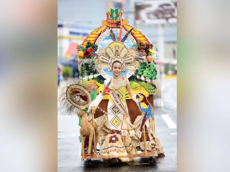 Madai Jiménez de la Escuela e Instituto Soledad Fernández se lució en su espectacular traje de India bonita.