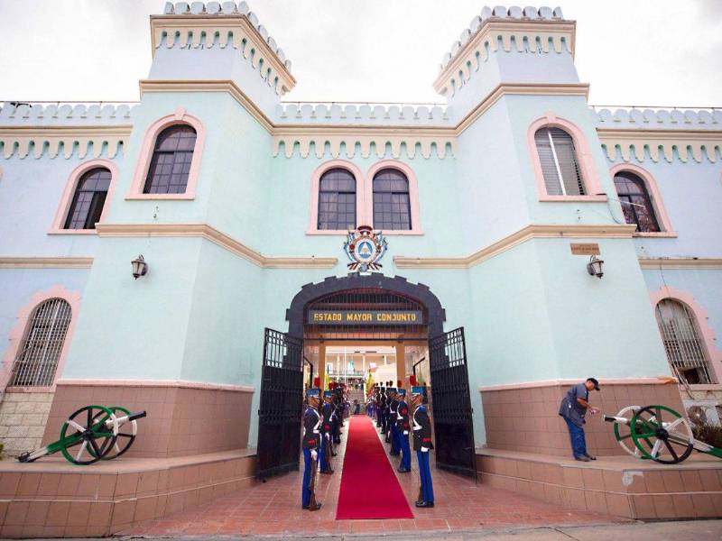 Hernández realiza reuniones frecuentes con los oficiales de las Fuerzas Armadas.