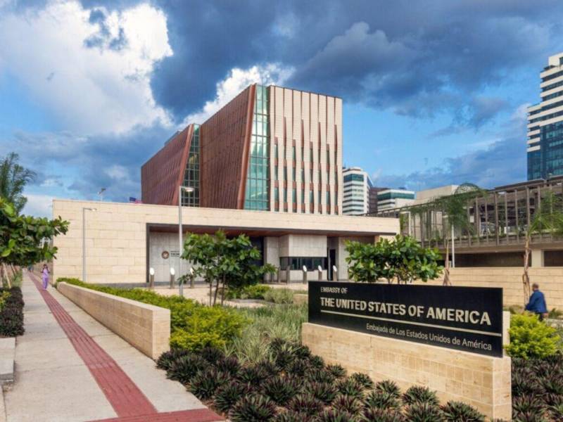 La embajada pidió a la población estar atenta ante cualquier cambio.