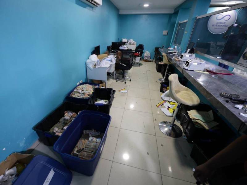 ¡Escondidos en el techo de la oficina! Así encontraron 1.8 millones de lempiras las autoridades hondureñas durante una inspección de la oficina de Iván Velásquez. Aquí más detalles.