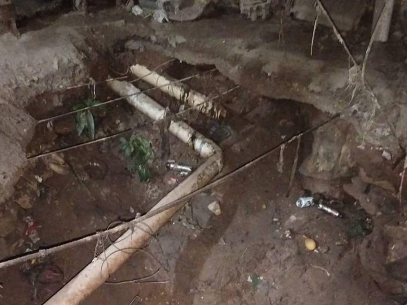 Un socavón se formó dentro de un taller mecánico y ahora amenaza con hacer colapsar las viviendas aledañas.