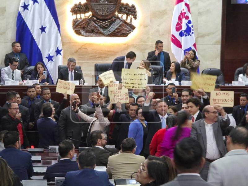 La lectura del informe final del juicio político contra varios funcionarios electorales se desarrolló este jueves en medio de protestas, silbidos y consignas dentro del Congreso Nacional por parte de la bancada Libertad y Refundación (Libre).