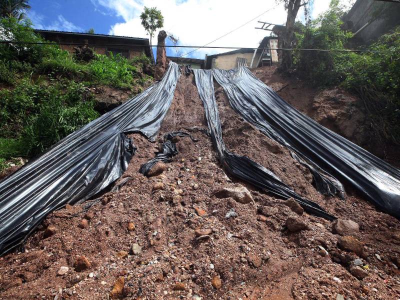 En la salida al oriente de Tegucigalpa se registraron deslizamientos que ponen en peligro algunas viviensa de la zona.