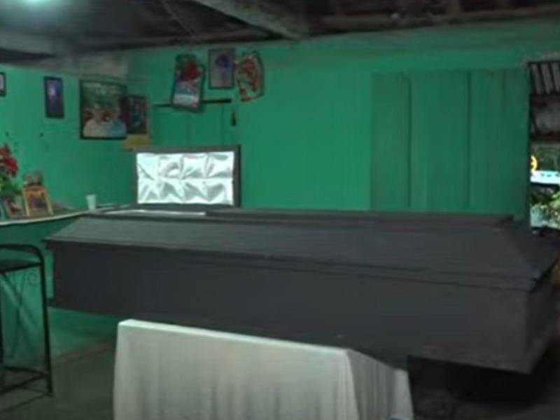 En la aldea Loma Larga, Santa Bárbara, una familia se despide de seis de sus parientes que iban a bordo del camión que se accidentó y dejó alrededor de 45 heridos y al menos nueve fallecidos, datos que no han sido confirmados por las autoridades.