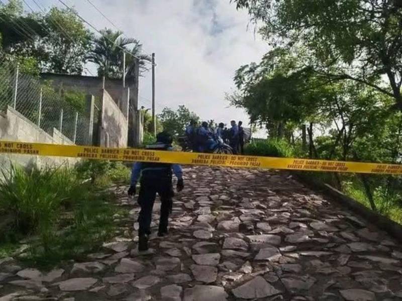 La madrugada del sábado 13 de junio fue hallada muerta una adolescente, específicamente en el sector B de la colonia Los Pinos, en Tegucigalpa; tenía las manos atadas y presentaba evidentes signos de haber sido torturada antes de ser ultimada a balazos. ¿Qué se sabe del caso? A continuación los detalles.