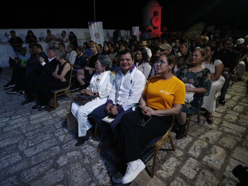 El público reunido en el Fuerte de San Cristóbal en una noche donde la poesía volvió a ser protagonista.