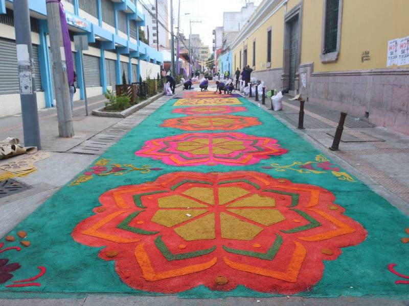 Más de 500 personas participaron en la creación de las alfombras de aserrín en el Centro Histórico de Tegucigalpa.